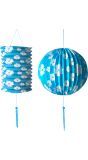 Blauwe papieren bal en lampion