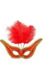 Rood oogmasker met veren en gouden rand