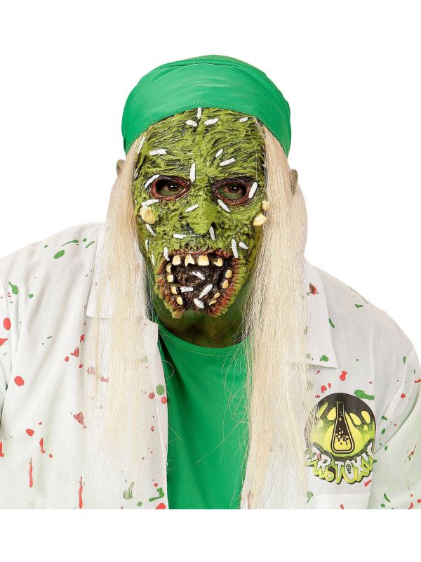 Besmette zombie masker met haar kind