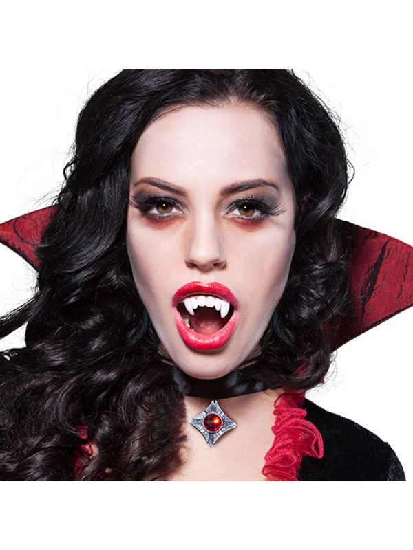Puntige vampiertanden gebit