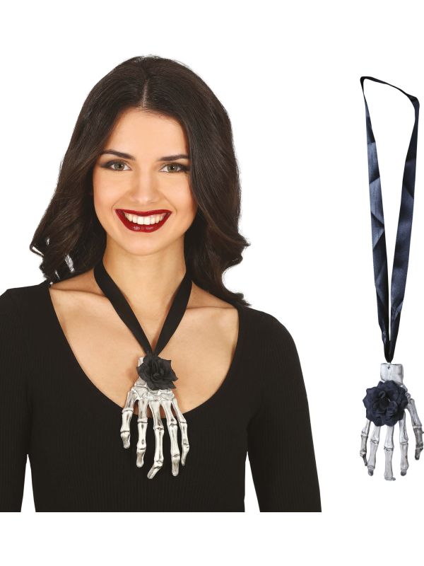 Schedelhand met zwarte bloem ketting