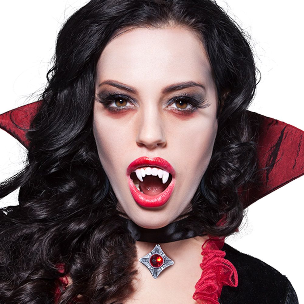 Puntige vampiertanden gebit